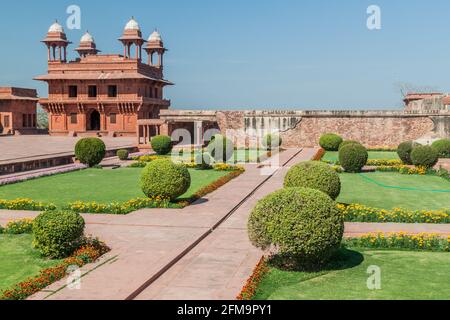 Garden und Diwan-E-Khas (Hall of Private Audiences) in der antiken Stadt Fatehpur Sikri, Bundesstaat Uttar Pradesh, Indien Stockfoto