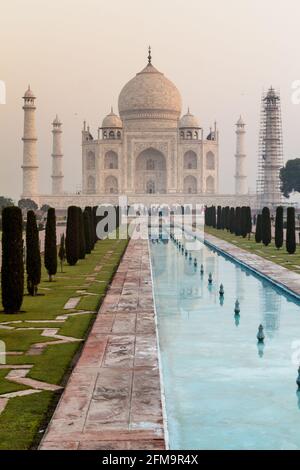 AGRA, INDIEN - 19. FEBRUAR 2017: Frühmorgendlicher Blick auf Taj Mahal in Agra, Indien Stockfoto