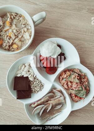 Ein gesundes Frühstück für Ihr Gehirn. Haferflocken (Haferbrei) mit Chiasamen und Apfel und Kürbis Stockfoto