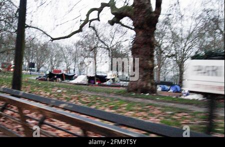 London 2021 am ersten Morgen des neuen Jahres. parkstraße um 8.20 Uhr stehen die Leute auf, um mitten in der Parkstraße in mayfair Kaffee zu trinken. Es gibt eine Menge Müll dort Toilettenrollen eine Menge von ihnen Kochen und andere Dinge. Sie setzen ein Feuer auf für den Kaffee und Wurm zu bekommen.Es gibt keine Rauchverbote 1/1/2021 Blitzbilder Stockfoto