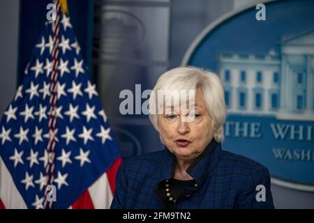 Washington DC, USA. Mai 2021. Finanzministerin Janet Yellen spricht am Freitag, den 7. Mai 2021, vor Reportern im Weißen Haus in Washington, DC. Finanzminister Janet Yelleni sprach über den heute veröffentlichten April Jobs-Bericht. Foto von Tasos Katopodis/UPI Credit: UPI/Alamy Live News Stockfoto