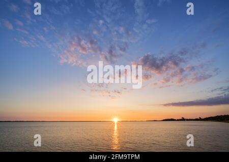 Sonnenaufgang am Bodstedter Bodden, Bodstedt, Mecklenburg-Vorpommern, Deutschland Stockfoto