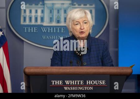 Finanzministerin Janet Yellen spricht am Freitag, den 7. Mai 2021, vor Reportern im Weißen Haus in Washington, DC. Finanzminister Janet Yelleni sprach über den heute veröffentlichten April Jobs-Bericht. Foto von Tasos Katopodis/Pool/ABACAPRESS.COM Stockfoto