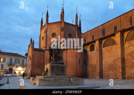 Chieri, Piemont/Italien. Die romanisch-gotische Kathedrale der Stadt oder Collegiata di Santa Maria della Scala. Stockfoto