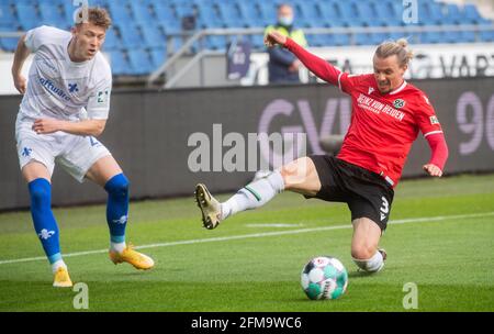 Hannover, Deutschland. Mai 2021. Fußball: 2. Bundesliga, Matchday 32 Hannover 96 - SV Darmstadt 98 in der HDI Arena. Der Hannoveraner Niklas Hult (r) und der Darmstädter Tim Skarke kämpfen um den Ball. Kredit: Julian Stratenschulte/dpa - WICHTIGER HINWEIS: Gemäß den Bestimmungen der DFL Deutsche Fußball Liga und/oder des DFB Deutscher Fußball-Bund ist es untersagt, im Stadion und/oder vom Spiel aufgenommene Fotos in Form von Sequenzbildern und/oder videoähnlichen Fotoserien zu verwenden oder zu verwenden./dpa/Alamy Live News Stockfoto