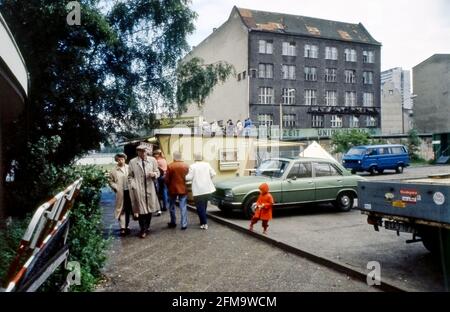 Berliner Mauer, Juli 1984, Straßenszene mit Spaziergängern Stockfoto