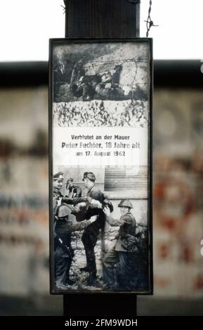 Berliner Mauer 1984. Gedenktafel mit Foto des ermordeten Maueropfers Peter Fechter. Im Hintergrund die Wand. Stockfoto