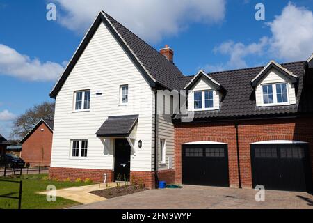 Woodbridge, Suffolk, Großbritannien, Mai 01 2021: Neu gebaute erschwingliche Wohnungen, die auf Erstkäufe, staatliche Regelung und Kaufhilfe ausgerichtet sind Stockfoto