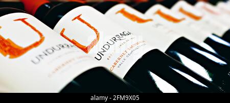 Redaktionelles Banner zum Thema Undurraga. Illustratives Foto für Nachrichten über Undurraga - ein Wein- und Schaumweinproduzent Stockfoto