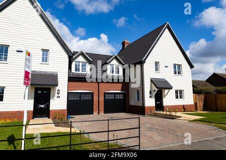 Woodbridge, Suffolk, Großbritannien, Mai 01 2021: Neu gebaute erschwingliche Wohnungen, die auf Erstkäufe, staatliche Regelung und Kaufhilfe ausgerichtet sind Stockfoto