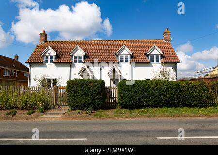 Woodbridge, Suffolk, Großbritannien, Mai 01 2021: Neu gebaute erschwingliche Wohnungen, die auf Erstkäufe, staatliche Regelung und Kaufhilfe ausgerichtet sind Stockfoto