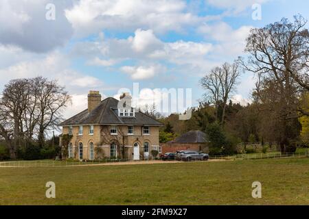 Woodbridge, Suffolk, Großbritannien Mai 01 2021: Ein großes Landhaus auf dem Land, das einen großen Garten und Grünland hat Stockfoto