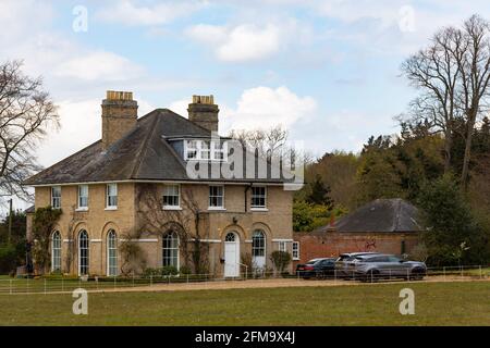 Woodbridge, Suffolk, Großbritannien Mai 01 2021: Ein großes Landhaus auf dem Land, das einen großen Garten und Grünland hat Stockfoto