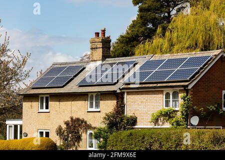 Woodbridge, Suffolk, Großbritannien Mai 01 2021: Ein Landhaus, in dem Solarzellen auf dem Dach installiert wurden, um saubere grüne erneuerbare Energie zu erzeugen Stockfoto