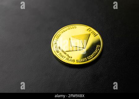Goldene ethereum Krypto-Währungsmünze Nahaufnahme auf schwarzem Hintergrund, Symbol Stockfoto