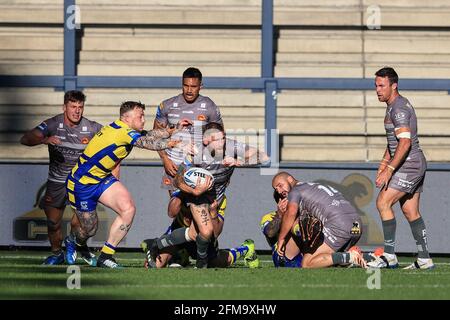 Sam Tomkins (29) von Catalans Dragons wird von Toby in Angriff genommen König (4) von Warrington Wolves Stockfoto