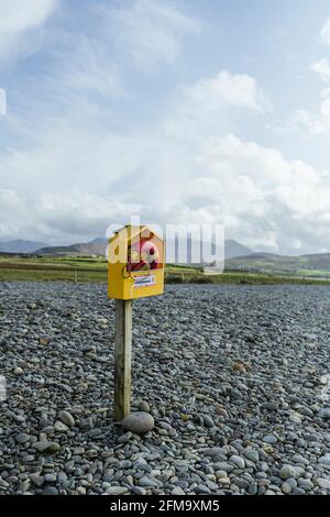 Lifebuoy am Carrowinskey Beach, Steinstrand in Irland Stockfoto