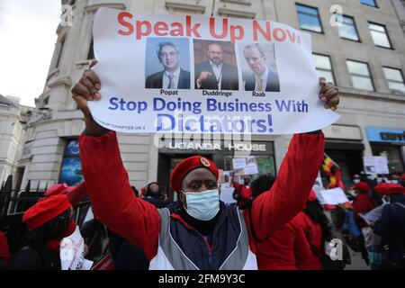 London, England, Großbritannien. Mai 2021. Mitglieder der ugandischen Diaspora veranstalteten im Zentrum von London eine Demonstration, bei der die britische Regierung aufgefordert wurde, Hilfsgelder und Geschäftsbeziehungen zu Uganda zu kürzen. Kredit: Tayfun Salci/ZUMA Wire/Alamy Live Nachrichten Stockfoto
