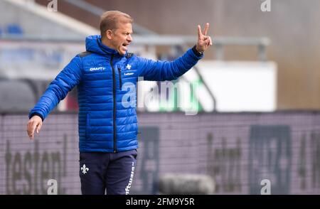 Hannover, Deutschland. Mai 2021. Fußball: 2. Bundesliga, Matchday 32 Hannover 96 - SV Darmstadt 98 in der HDI Arena. Darmstadt-Trainer Markus Anfang reagiert auf das Spiel. Kredit: Julian Stratenschulte/dpa - WICHTIGER HINWEIS: Gemäß den Bestimmungen der DFL Deutsche Fußball Liga und/oder des DFB Deutscher Fußball-Bund ist es untersagt, im Stadion und/oder vom Spiel aufgenommene Fotos in Form von Sequenzbildern und/oder videoähnlichen Fotoserien zu verwenden oder zu verwenden./dpa/Alamy Live News Stockfoto