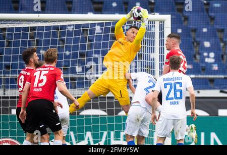 Hannover, Deutschland. Mai 2021. Fußball: 2. Bundesliga, Matchday 32 Hannover 96 - SV Darmstadt 98 in der HDI Arena. Darmstädter Torwart Marcel Schuhe rettet vor Hannovers Baris Basdas. Kredit: Julian Stratenschulte/dpa - WICHTIGER HINWEIS: Gemäß den Bestimmungen der DFL Deutsche Fußball Liga und/oder des DFB Deutscher Fußball-Bund ist es untersagt, im Stadion und/oder vom Spiel aufgenommene Fotos in Form von Sequenzbildern und/oder videoähnlichen Fotoserien zu verwenden oder zu verwenden./dpa/Alamy Live News Stockfoto