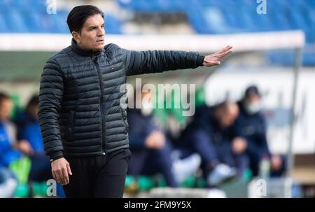 Hannover, Deutschland. Mai 2021. Fußball: 2. Bundesliga, Matchday 32 Hannover 96 - SV Darmstadt 98 in der HDI Arena. Hannover-Coach Kenan Kocak reagiert auf das Spiel. Kredit: Julian Stratenschulte/dpa - WICHTIGER HINWEIS: Gemäß den Bestimmungen der DFL Deutsche Fußball Liga und/oder des DFB Deutscher Fußball-Bund ist es untersagt, im Stadion und/oder vom Spiel aufgenommene Fotos in Form von Sequenzbildern und/oder videoähnlichen Fotoserien zu verwenden oder zu verwenden./dpa/Alamy Live News Stockfoto