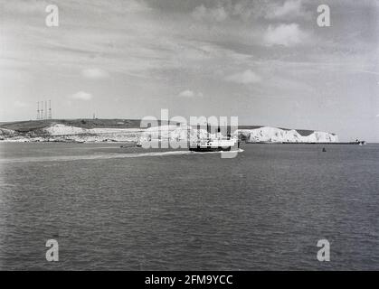 1958, historisch, Dampffähre auf dem englischen Kanal, verlassen Dover, Kent, England, Großbritannien, Mit den berühmten weißen Klippen im Hintergrund. Stockfoto
