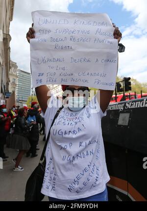 London, England, Großbritannien. Mai 2021. Mitglieder der ugandischen Diaspora veranstalteten im Zentrum von London eine Demonstration, bei der die britische Regierung aufgefordert wurde, Hilfsgelder und Geschäftsbeziehungen zu Uganda zu kürzen. Kredit: Tayfun Salci/ZUMA Wire/Alamy Live Nachrichten Stockfoto