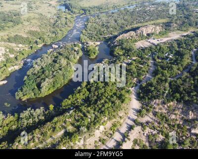 Windendes Bett des Southern Bug River. Fluss, Landschaft aus der Vogelperspektive. Unwegsames, felsiges Gelände. Stockfoto
