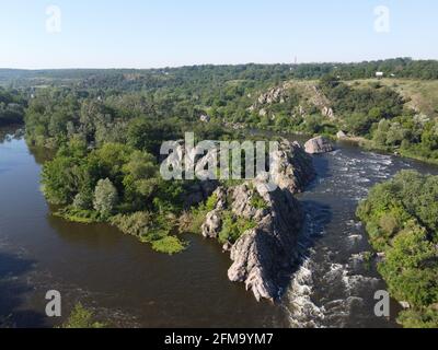 Eine Biegung des Southern Bug River namens Integral aus der Vogelperspektive. Ein malerischer Fluss inmitten des felsigen Geländes. Stockfoto