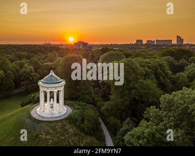 Luftaufnahme bei einem wunderbaren Sonnenaufgang im beliebten öffentlichen Park englischer Garten von München, so ein schöner Ort in Bayern, deutschland Stockfoto