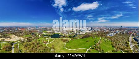 München von oben mit einem schönen Blick über einen beliebten Park. Stockfoto