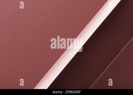 Braune und weiße Farbe gewelltes Papier Textur. Geometrische Formen und Linien. Minimalistischer Hintergrund. Flach liegend. Speicherplatz kopieren. Stockfoto