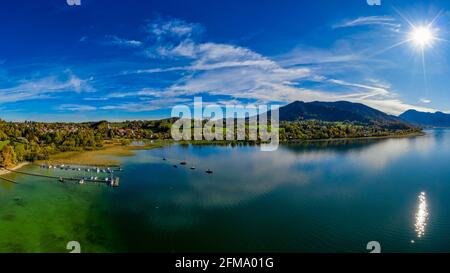 Luftaufnahme über die wunderschöne Landschaft des bayerischen Tegernsee Mit Booten im Netz und den Alp Bergen in Hintergrund Stockfoto