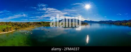 Panoramablick über den beliebten bayerischen Tegernsee, Wohlfühlaera mit großem See und den alpen im Hintergrund bei Sonnenschein. Stockfoto