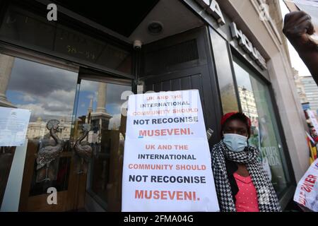 London, England, Großbritannien. Mai 2021. Mitglieder der ugandischen Diaspora veranstalteten im Zentrum von London eine Demonstration, bei der die britische Regierung aufgefordert wurde, Hilfsgelder und Geschäftsbeziehungen zu Uganda zu kürzen. Kredit: Tayfun Salci/ZUMA Wire/Alamy Live Nachrichten Stockfoto