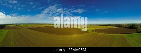 Schöne Sommer-Panorama-Landschaft über Felder und grüne Wiesen Während die Sonne scheint Stockfoto