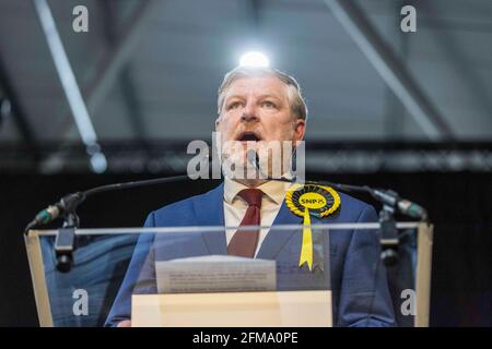 Edinburgh, Großbritannien. 07. Mai 2021 im Bild: Angus Robertson wird zum Sieger des Wahlkreises Edinburgh Central erklärt. Die Zählung für die schottische Parlamentswahl in der Region Lothian 2021 fand im Royal Highland Centre in Edinburgh statt. Kredit: Rich Dyson/Alamy Live Nachrichten Stockfoto