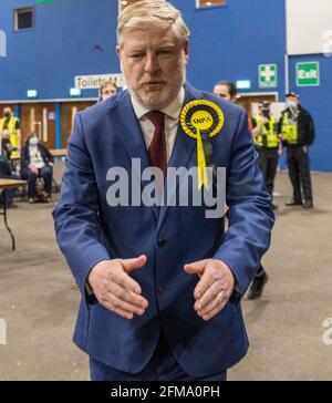 Edinburgh, Großbritannien. 07. Mai 2021 im Bild: Angus Robertson wird zum Sieger des Wahlkreises Edinburgh Central erklärt. Die Zählung für die schottische Parlamentswahl in der Region Lothian 2021 fand im Royal Highland Centre in Edinburgh statt. Kredit: Rich Dyson/Alamy Live Nachrichten Stockfoto