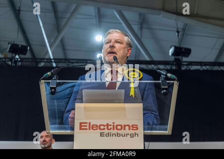 Edinburgh, Großbritannien. 07. Mai 2021 im Bild: Angus Robertson wird zum Sieger des Wahlkreises Edinburgh Central erklärt. Die Zählung für die schottische Parlamentswahl in der Region Lothian 2021 fand im Royal Highland Centre in Edinburgh statt. Kredit: Rich Dyson/Alamy Live Nachrichten Stockfoto