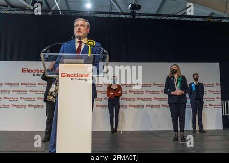 Edinburgh, Großbritannien. 07. Mai 2021 im Bild: Angus Robertson wird zum Sieger des Wahlkreises Edinburgh Central erklärt. Die Zählung für die schottische Parlamentswahl in der Region Lothian 2021 fand im Royal Highland Centre in Edinburgh statt. Kredit: Rich Dyson/Alamy Live Nachrichten Stockfoto