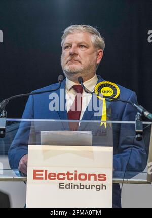 Edinburgh, Großbritannien. 07. Mai 2021 im Bild: Angus Robertson wird zum Sieger des Wahlkreises Edinburgh Central erklärt. Die Zählung für die schottische Parlamentswahl in der Region Lothian 2021 fand im Royal Highland Centre in Edinburgh statt. Kredit: Rich Dyson/Alamy Live Nachrichten Stockfoto