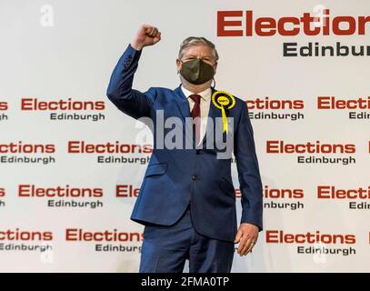 Edinburgh, Großbritannien. 07. Mai 2021 im Bild: Angus Robertson wird zum Sieger des Wahlkreises Edinburgh Central erklärt. Die Zählung für die schottische Parlamentswahl in der Region Lothian 2021 fand im Royal Highland Centre in Edinburgh statt. Kredit: Rich Dyson/Alamy Live Nachrichten Stockfoto