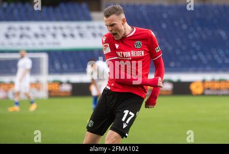 Hannover, Deutschland. Mai 2021. Fußball: 2. Bundesliga, Matchday 32 Hannover 96 - SV Darmstadt 98 in der HDI Arena. Der Hannoveraner Marvin Ducksch feiert sein Ziel, 1:0 zu erreichen. Kredit: Julian Stratenschulte/dpa - WICHTIGER HINWEIS: Gemäß den Bestimmungen der DFL Deutsche Fußball Liga und/oder des DFB Deutscher Fußball-Bund ist es untersagt, im Stadion und/oder vom Spiel aufgenommene Fotos in Form von Sequenzbildern und/oder videoähnlichen Fotoserien zu verwenden oder zu verwenden./dpa/Alamy Live News Stockfoto