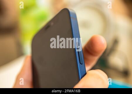 Kharkov, Ukraine - 27. April 2021: Apple iPhone 12 Power-up-Taste close-up Stockfoto