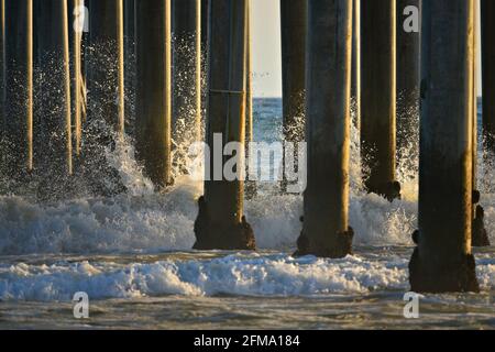 Sonnenuntergangslandschaft an der Küste des Huntington Beach Pier in Orange County, Kalifornien, USA. Stockfoto