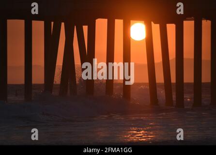 Sonnenuntergangslandschaft am Huntington Beach Pier in Orange County, Kalifornien, USA. Stockfoto