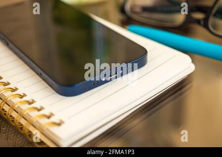 Charkov, Ukraine - 27. April 2021: Apple iPhone 12 Lightning Connector close-up Stockfoto