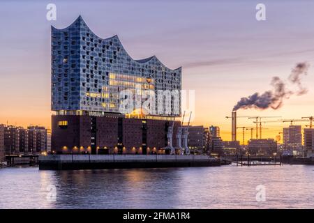 Blick über die Elbe in der blauen Stunde zum Elbphilharmonie am frühen Morgen Stockfoto