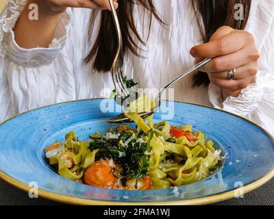 Nahaufnahme einer Frau, die im italienischen Restaurant Pasta isst. Stockfoto