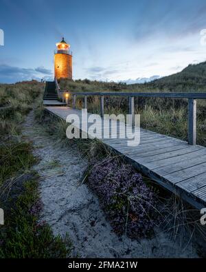 Leuchtendes markenübergreifendes Feuer zwischen den Dünen bei Kampen auf Sylt Stockfoto